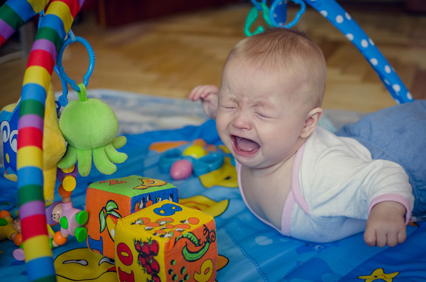 Küçük bebek ağlıyor. - Fotoğraf, Görsel