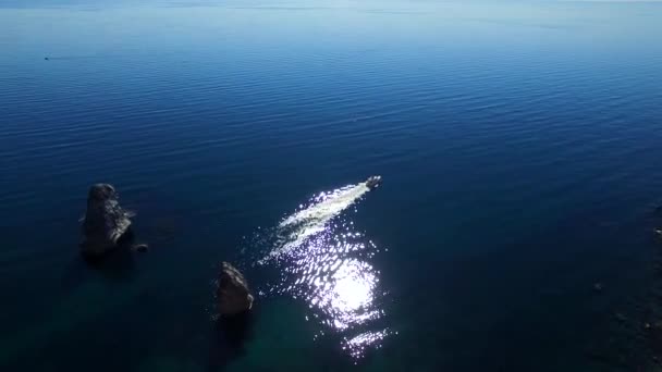 Widok z lotu ptaka. Małych łodzi pływających na wodach Morza Czarnego - Materiał filmowy, wideo