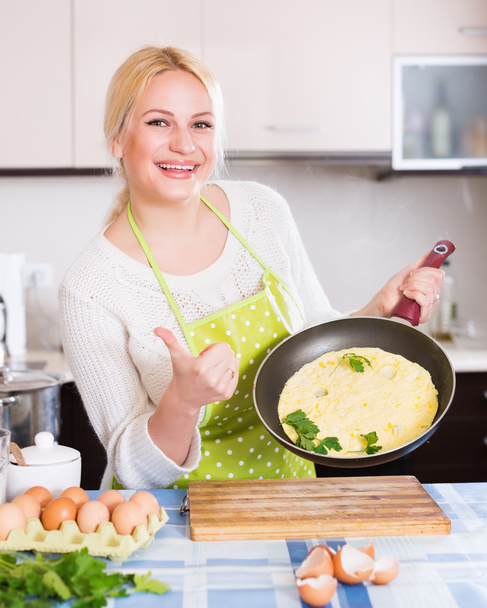 Happy girl with cooked omelet - 写真・画像