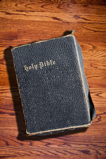Antigua Biblia Rugged Holy sobre fondo de textura de madera
 - Foto, Imagen
