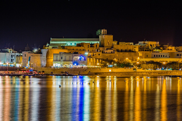 Vue de nuit du port de la ville antique sur la mer Adriatique en Italie
 - Photo, image