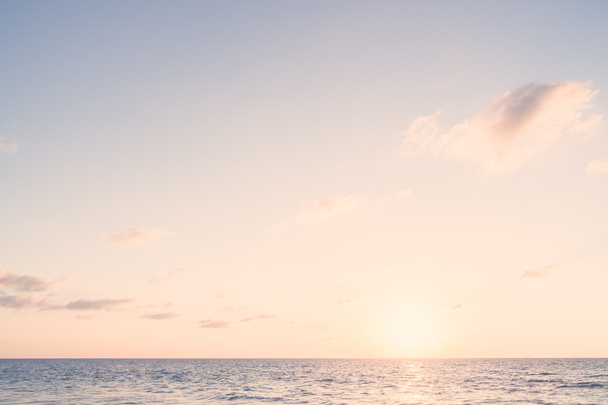 Auringonlasku merellä ja rannalla
 - Valokuva, kuva