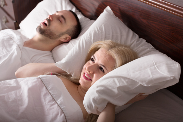femme avec mari ronflement dans le sommeil
 - Photo, image