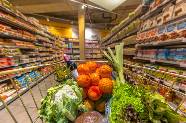 Carrinho de supermercado com produtos
 - Foto, Imagem