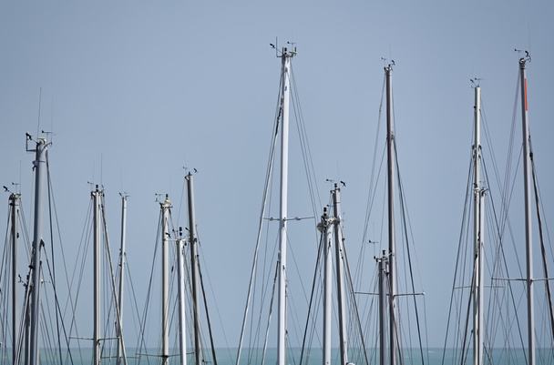 Италия, Siciliy, Средиземное море, Marina di Ragusa, лодочные мачты в гавани
 - Фото, изображение