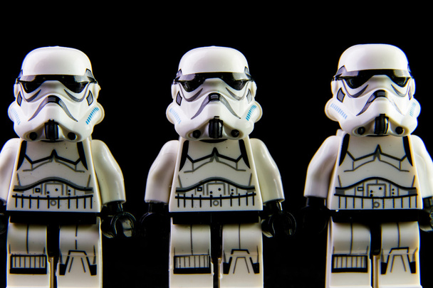 Lego Star Wars Stormtrooper auf isoliertem schwarzen Hintergrund - Foto, Bild