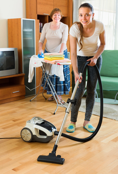 Family cleaning home together - Foto, Bild