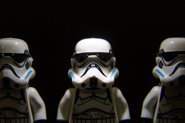 Lego Star Wars Stormtrooper auf isoliertem schwarzen Hintergrund - Foto, Bild