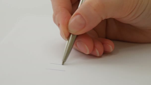 weibliche Hand schreibt ich liebe dich auf das Blatt Papier - Filmmaterial, Video