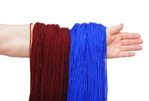 Mão de mulher com bola azul e marrom de fios para tricô isolado
 - Foto, Imagem