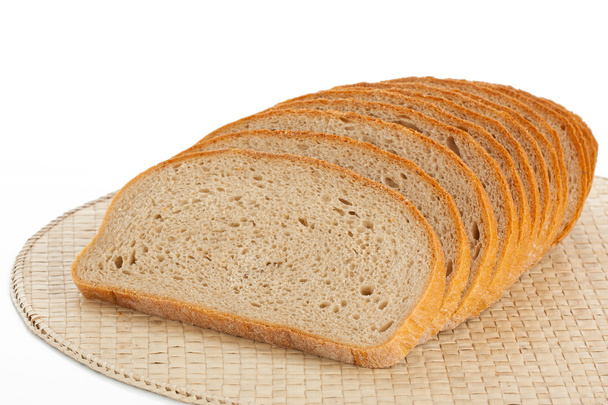 vers brood gesneden op een geïsoleerd op wit placemats - Foto, afbeelding
