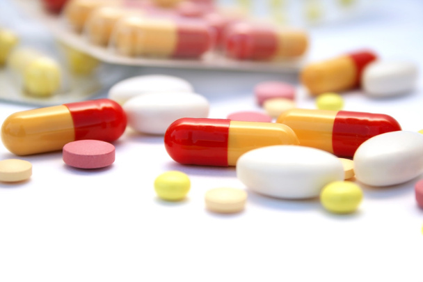 medische pillen en tabletten op witte achtergrond. - Foto, afbeelding