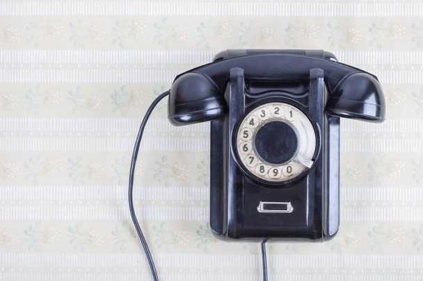 Retro telefoon op een houten muur - Foto, afbeelding