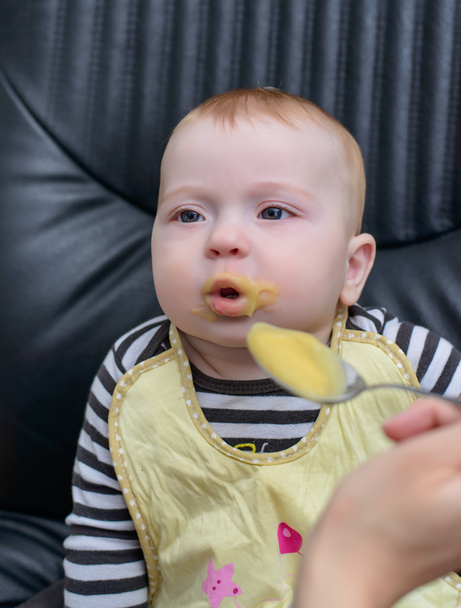 Lindo bebé en silla comiendo comida saludable
 - Foto, Imagen