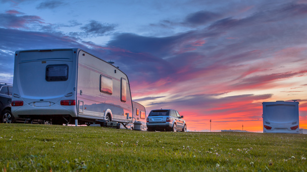Caravan e auto tramonto
 - Foto, immagini