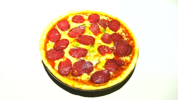 おいしいピザは、白い背景の上ゆっくりと回転します。センター トップ. - 映像、動画
