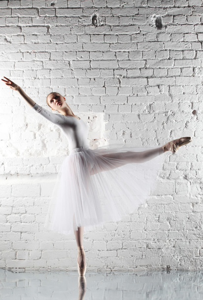 Ballerina in white - Φωτογραφία, εικόνα