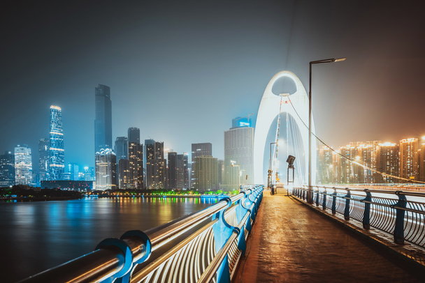 horizonte nocturno y paisaje urbano en Guangzhou
 - Foto, Imagen
