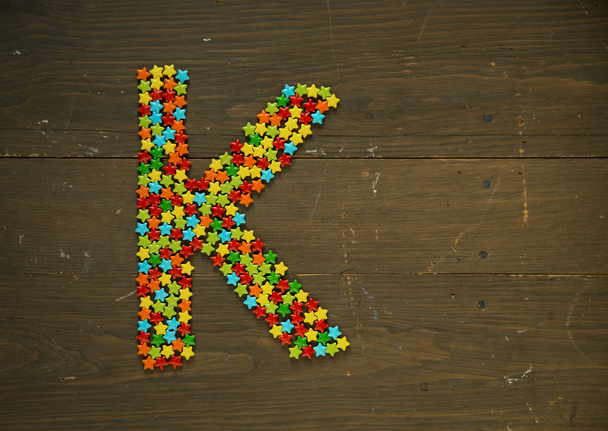 Litera K z cukierków - Zdjęcie, obraz