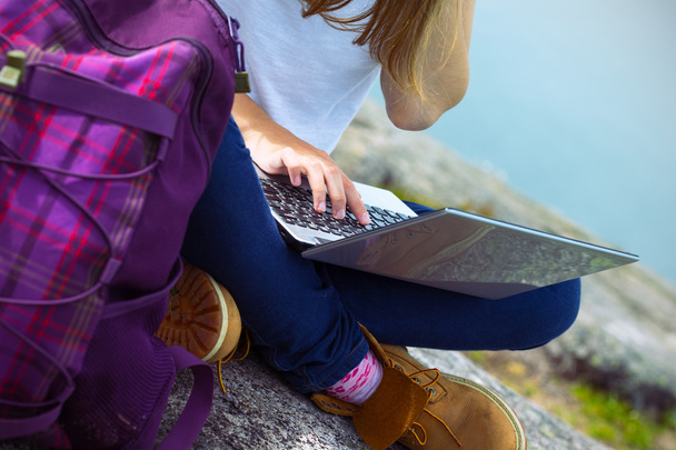 girl hiker with a laptop - Фото, изображение