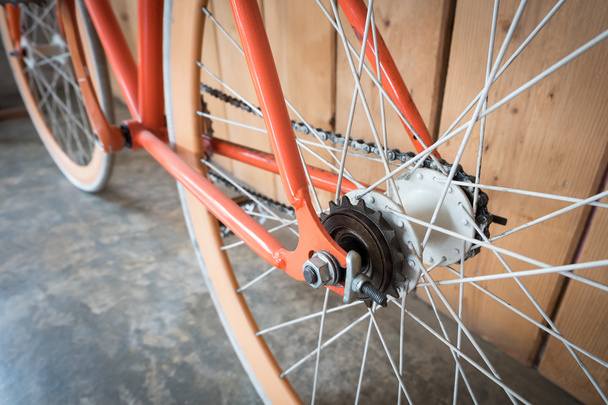велосипед с фиксированной передачей, припаркованный с деревянной стеной, крупным планом
 - Фото, изображение
