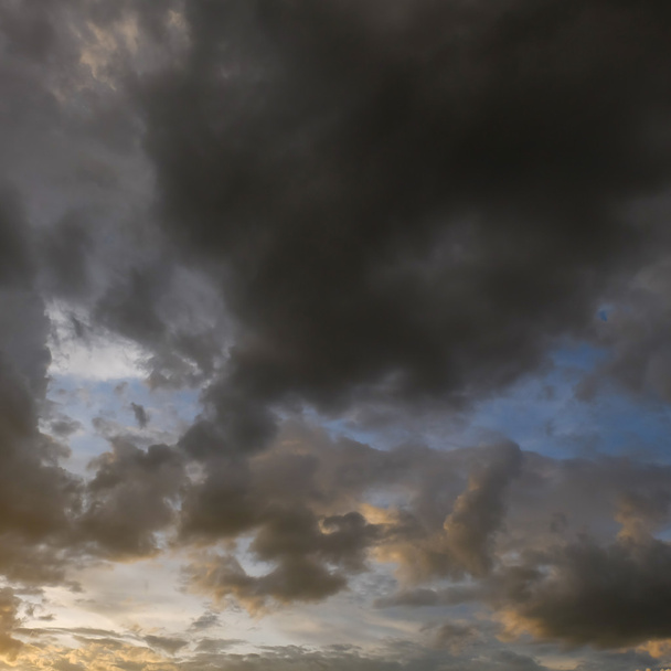 μαύρο σύννεφο σε φόντο ηλιοβασίλεμα δραματική σκοτεινό ουρανό - Φωτογραφία, εικόνα