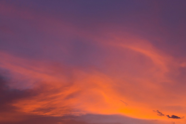 夕暮れの空、オレンジ色の雲とカラフルなドラマチックな夕焼け空 - 写真・画像