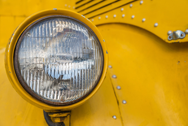 Передняя лампа желтого школьного автобуса
 - Фото, изображение