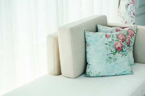 Gyönyörű luxus párnák a kanapén - Fotó, kép