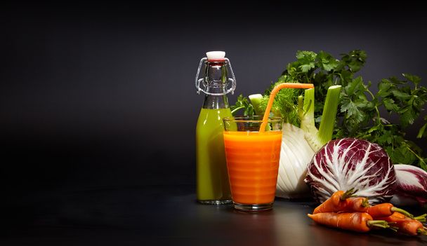 Flessen met verse biologische groenten - Foto, afbeelding