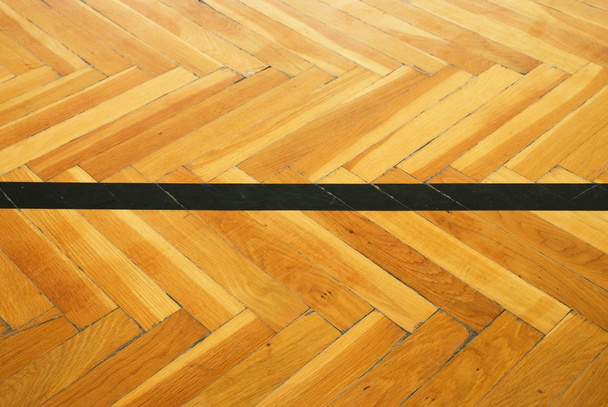 Czarne linie w hali. Zużyte drewniane podłogi hala sportowa z kolorowe oznakowanie liniami - Zdjęcie, obraz