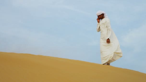  mężczyzna w desertusing inteligentny telefon  - Materiał filmowy, wideo