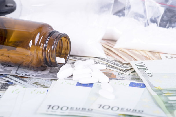 наркотики, деньги, кокаин и оружие
 - Фото, изображение