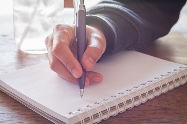 Γυναίκα χέρι με στυλό γράφοντας στο Σημειωματάριο - Φωτογραφία, εικόνα