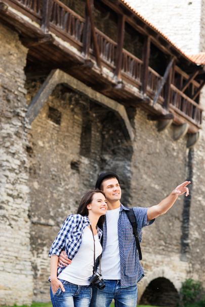 Young couple being tourists exploring the medieval buildings - Foto, Imagen