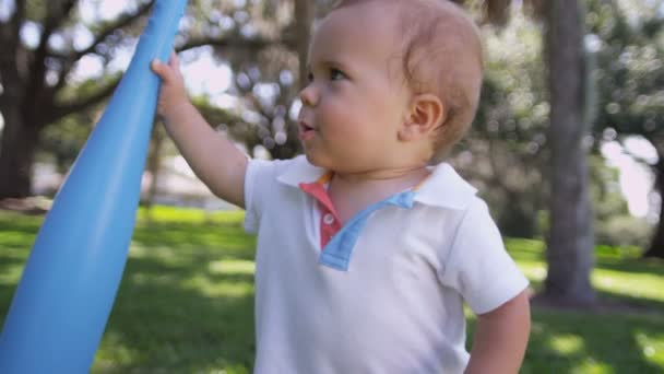 μωρό αγόρι παίζει μπέιζμπολ πλαστικό  - Πλάνα, βίντεο