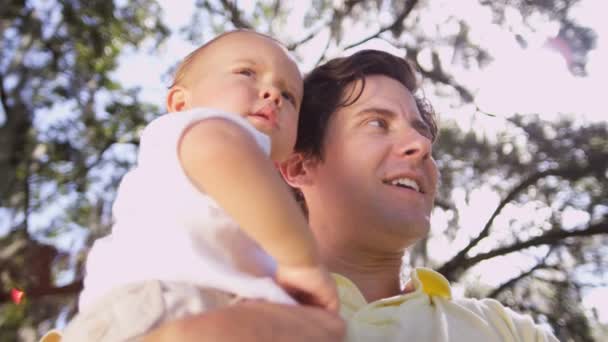 Beyaz baba yürümeye başlayan çocuk oğlu ile zaman zevk - Video, Çekim