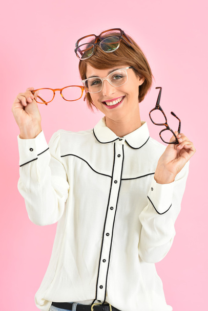 girl  choosing eyeglasses - Foto, afbeelding