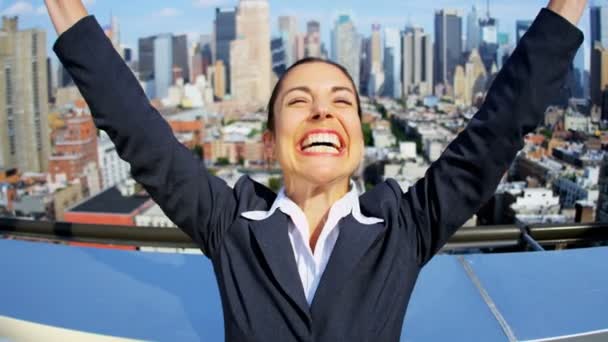 Mujer de negocios celebrando el éxito
 - Imágenes, Vídeo