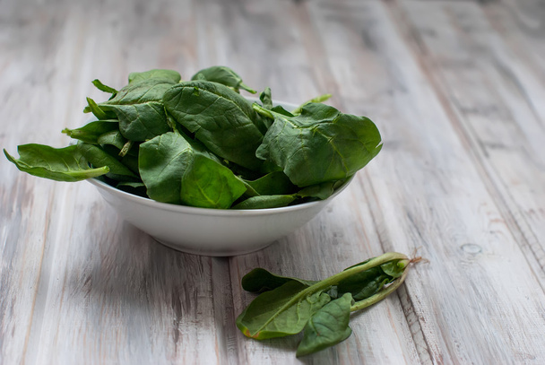 spinach leaves beam in bowl - Foto, immagini