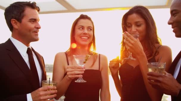 φίλοι ψύξη και πίνοντας στο κόμμα - Πλάνα, βίντεο