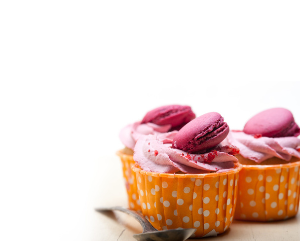 cupcake crème aux baies roses avec macaron sur le dessus
 - Photo, image