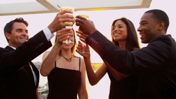 Mädchen trinken mit Männern auf Party  - Filmmaterial, Video