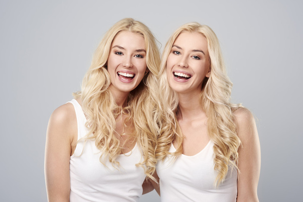 Gêmeos loira rindo
 - Foto, Imagem