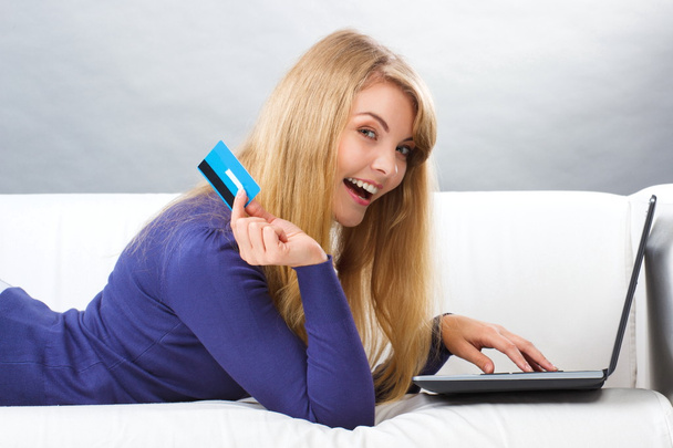 Γυναίκα με πιστωτική κάρτα, πληρωμή μέσω Διαδικτύου για online αγορές, η σύγχρονη τεχνολογία - Φωτογραφία, εικόνα