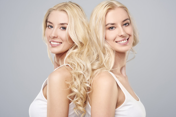 gesunde Haare von blonden Zwillingen - Foto, Bild