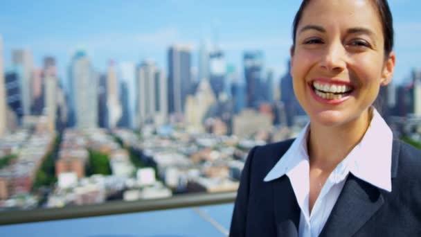 mujer de negocios en la azotea con vistas a Manhattan
  - Metraje, vídeo