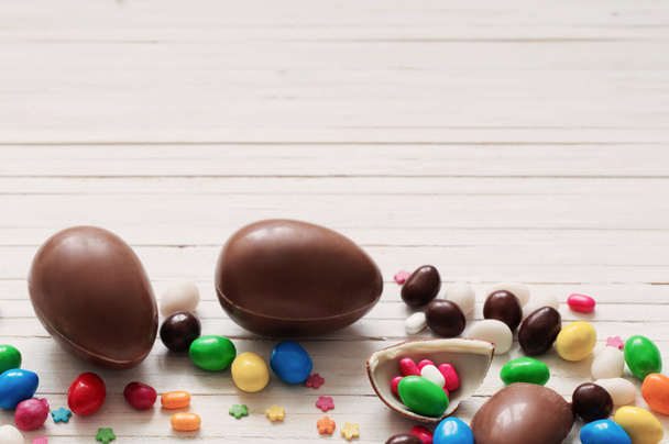 Suklaa pääsiäismunat yli puinen tausta - Valokuva, kuva