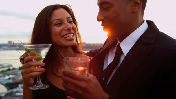 мужчина и женщина встречаются на коктейльной вечеринке
 - Кадры, видео