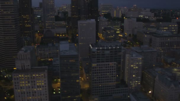 Vista aérea del centro de Seattle iluminado
  - Metraje, vídeo